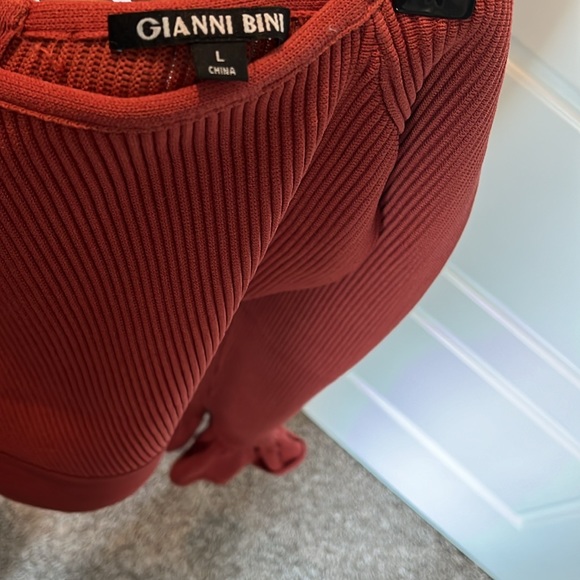 Burnt orange off-shoulder top by Gianni Bini. Large. Like new. - Picture 5 of 5